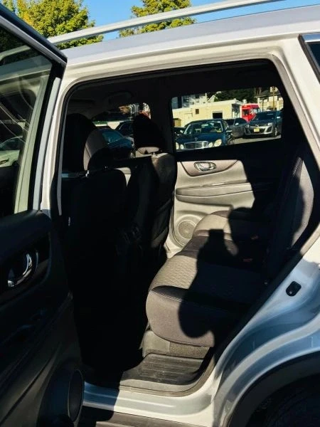 2018 Nissan Rogue - Image 10 of 12
