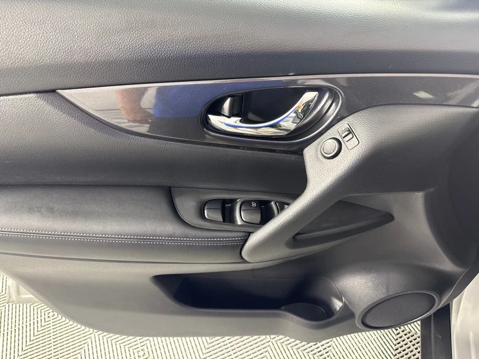 2018 Nissan Rogue - Image 10 of 12