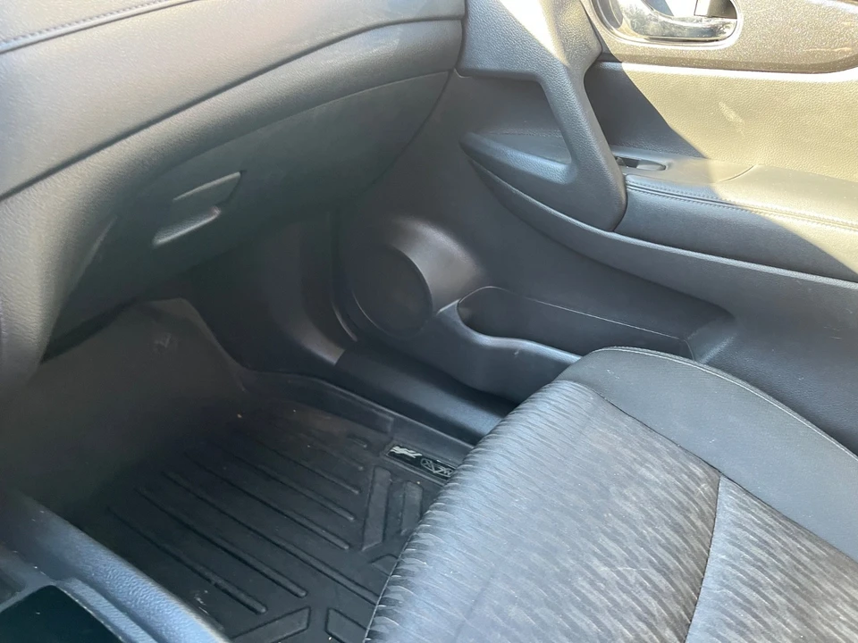 2018 Nissan Rogue - Image 10 of 16