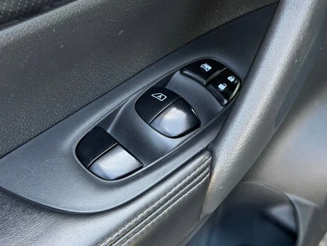 2018 Nissan Rogue - Image 15 of 21