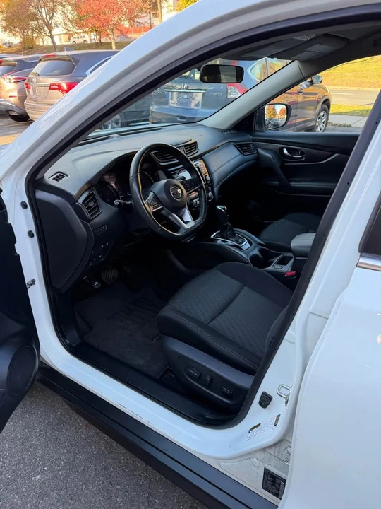 2018 Nissan Rogue - Image 10 of 18
