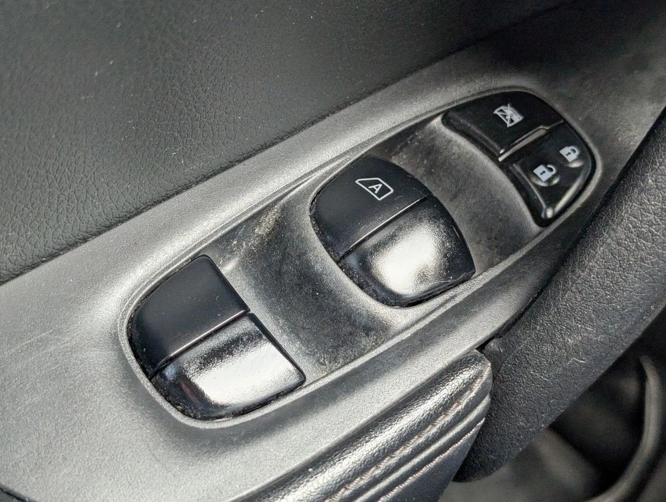 2018 Nissan Rogue - Image 17 of 21