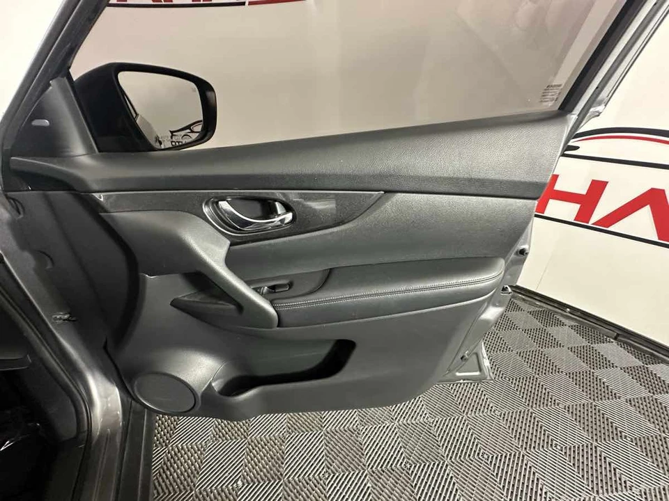 2018 Nissan Rogue - Image 17 of 21