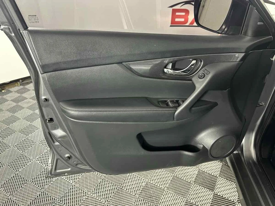 2018 Nissan Rogue - Image 16 of 21