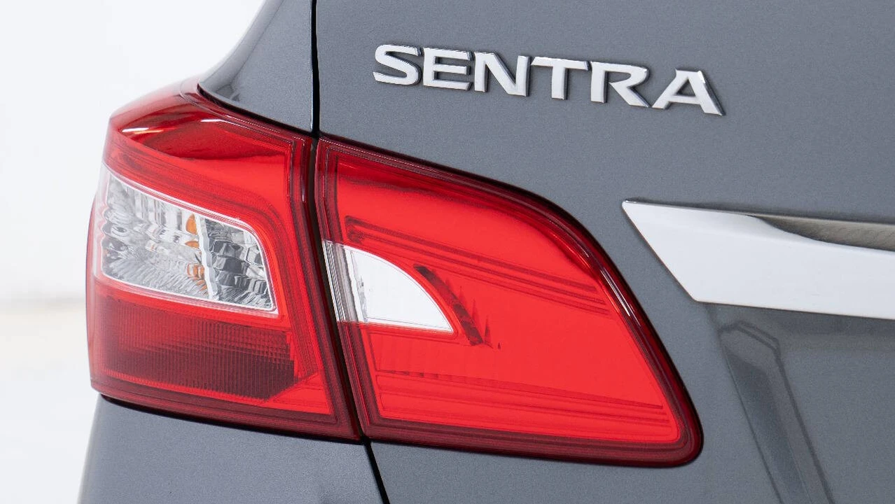 2018 Nissan Sentra 7th Gen - Image 13 of 21