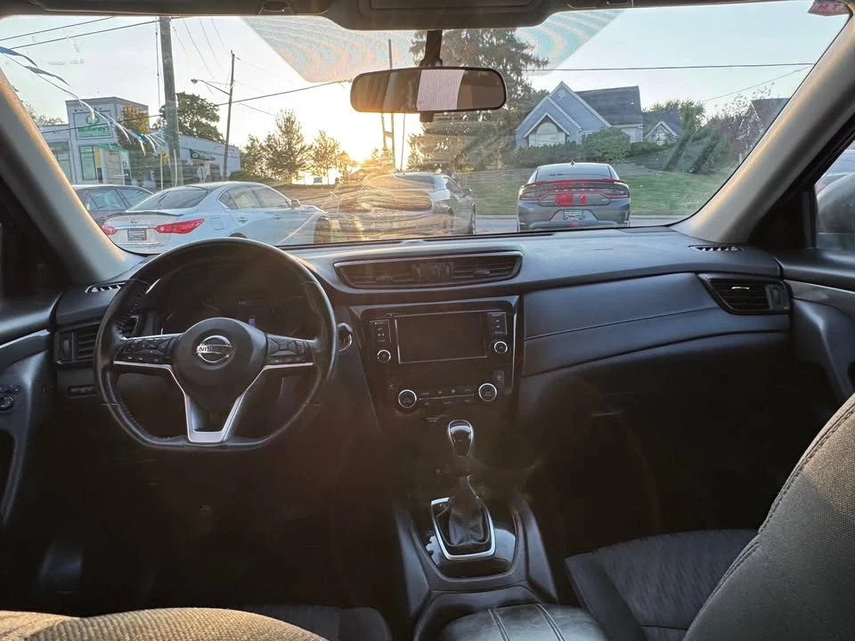 2018 Nissan Rogue - Image 10 of 17