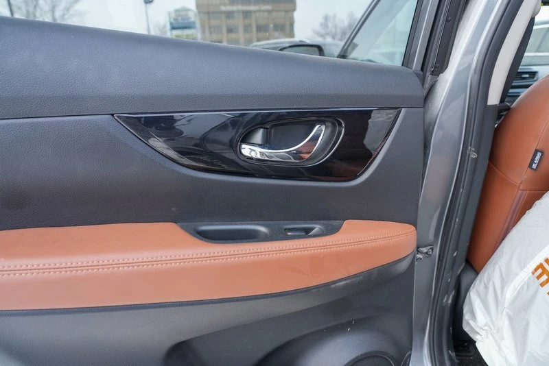 2018 Nissan Rogue - Image 15 of 18