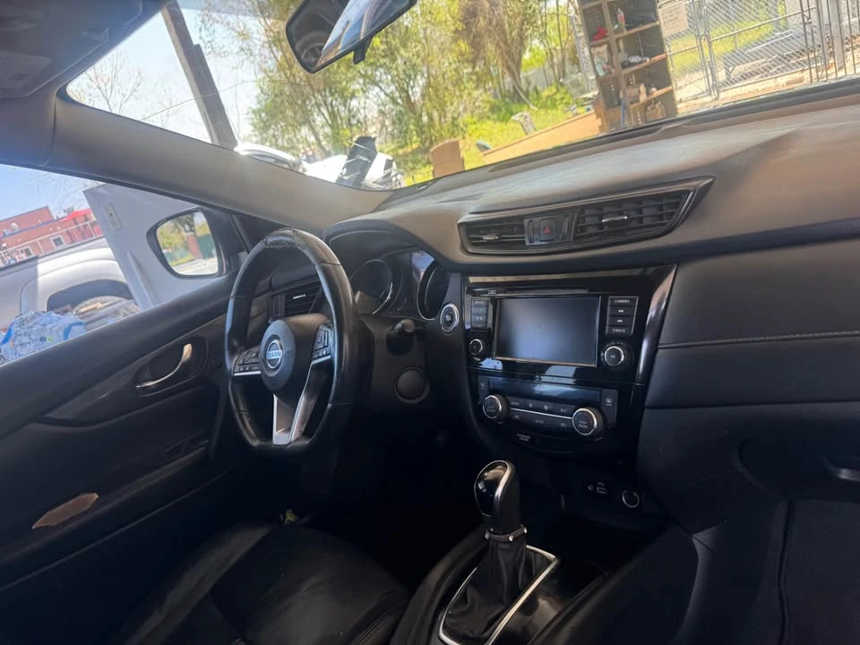 2018 Nissan Rogue - Image 16 of 18