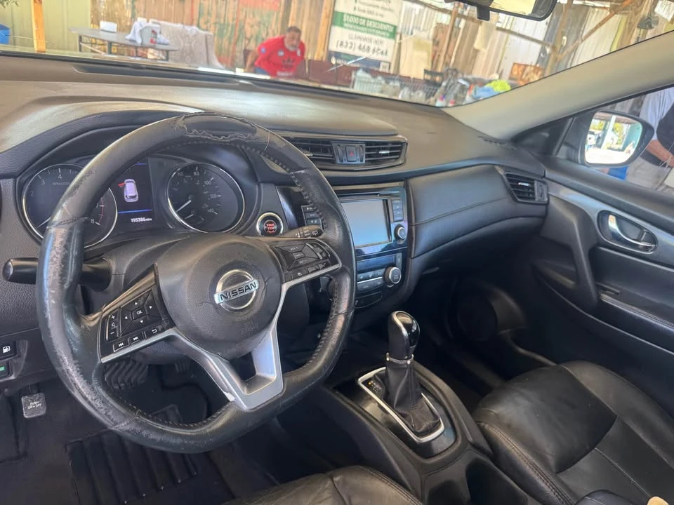 2018 Nissan Rogue - Image 11 of 18