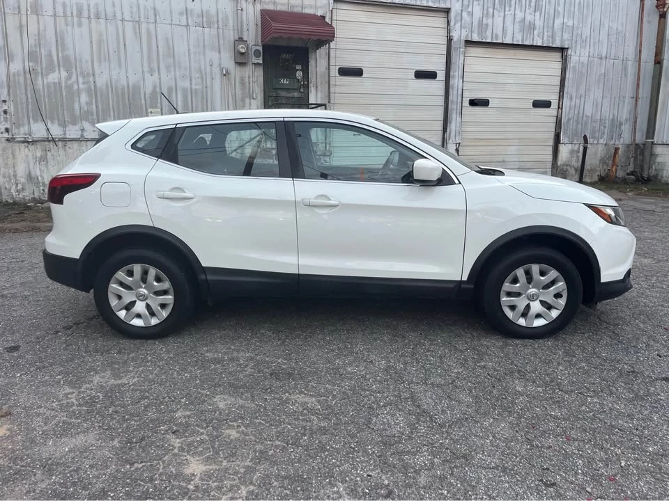 2018 Nissan Rogue - Image 2 of 11