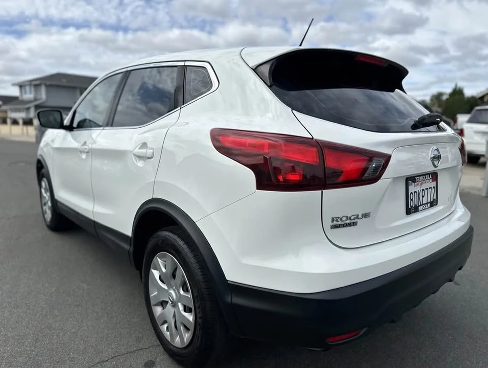 2018 Nissan Rogue - Image 9 of 16