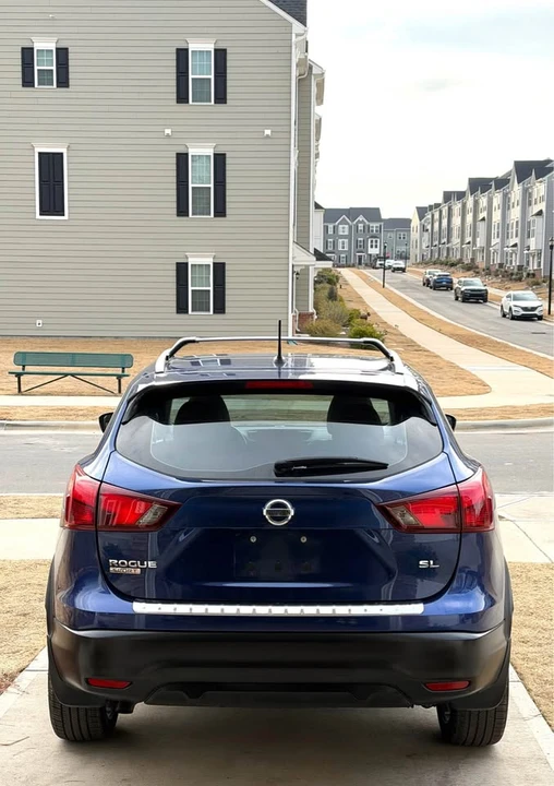 2018 Nissan Rogue - Image 8 of 17