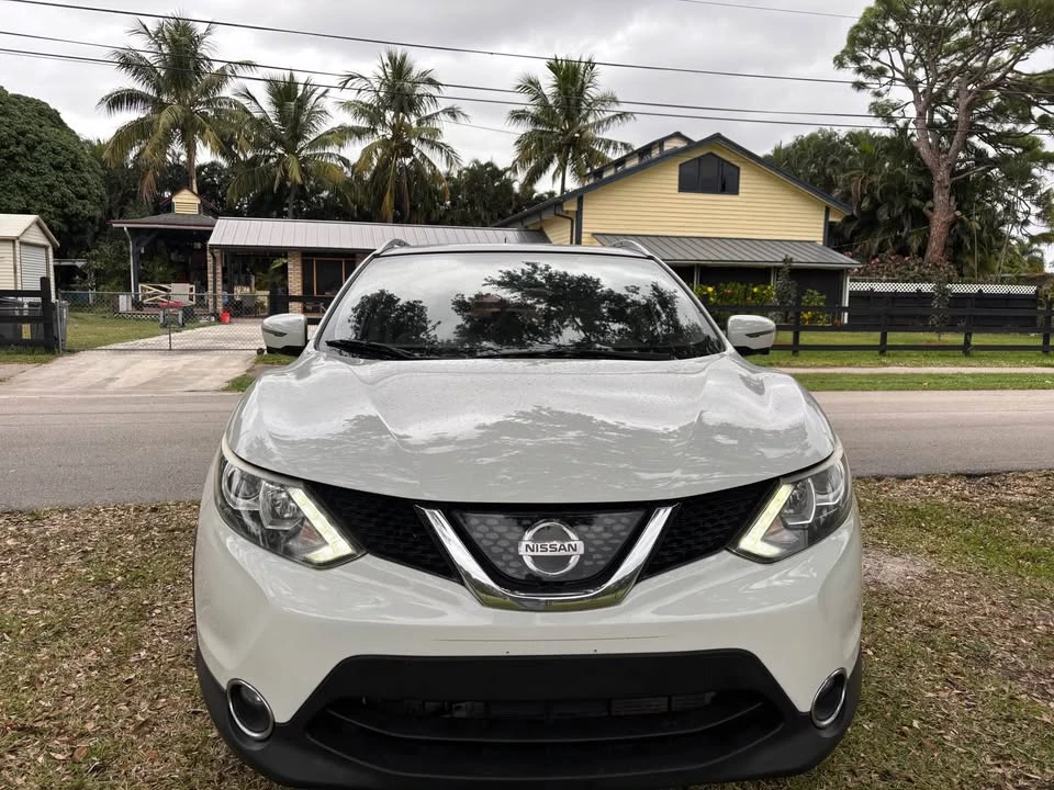 2018 Nissan Rogue - Image 2 of 10