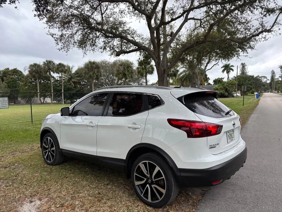 2018 Nissan Rogue - Image 5 of 10
