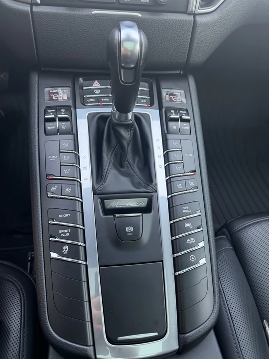 2018 Porsche Macan S - Image 26 of 31