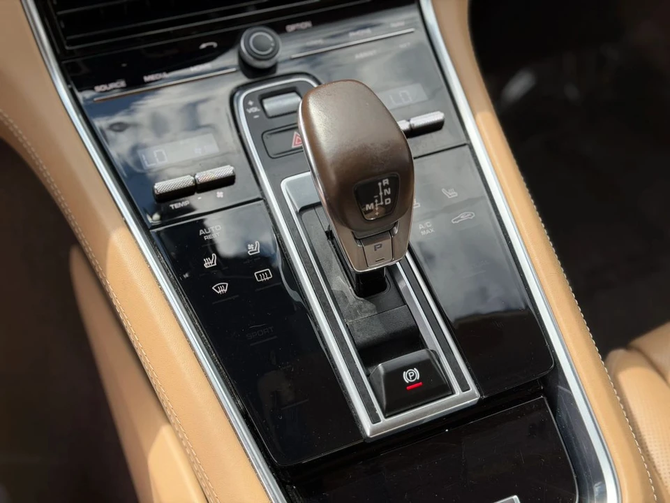 2018 Porsche 971 Panamera - Image 28 of 31