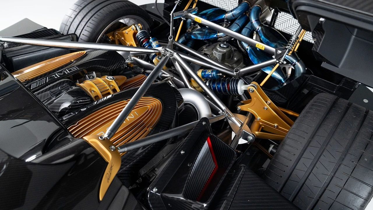 2018 Pagani Huayra - Image 6 of 31