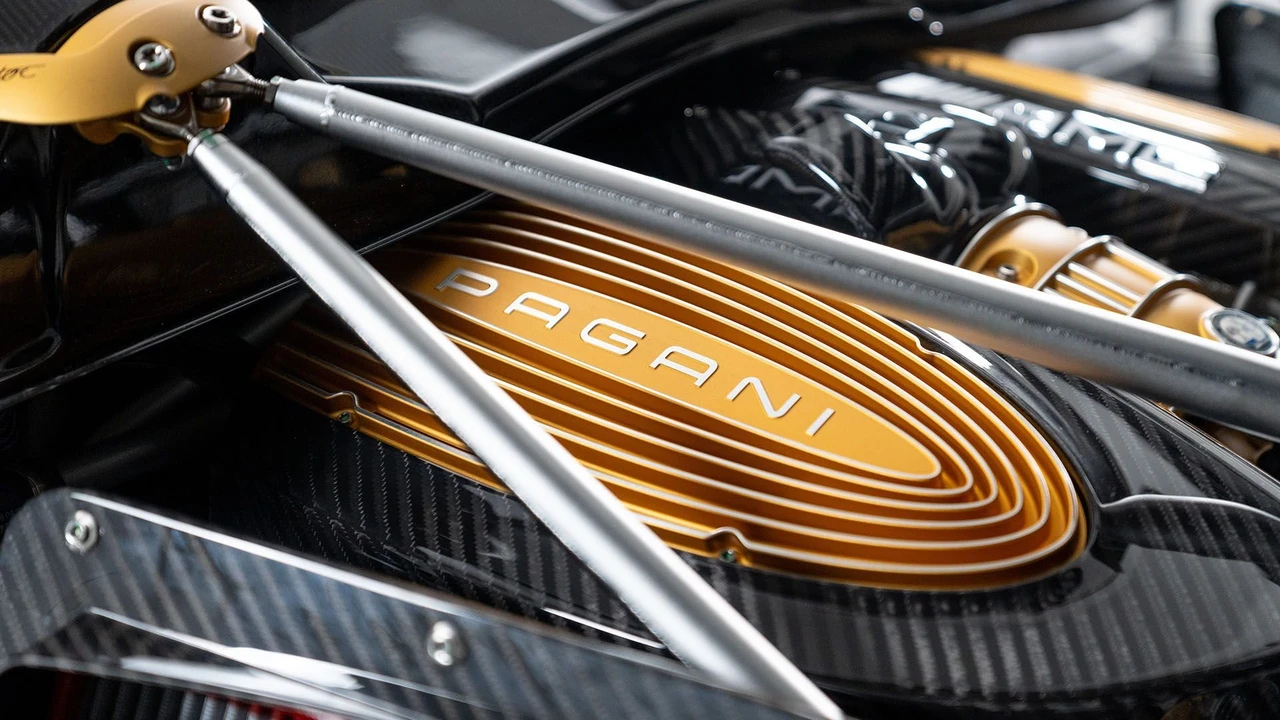2018 Pagani Huayra - Image 3 of 31