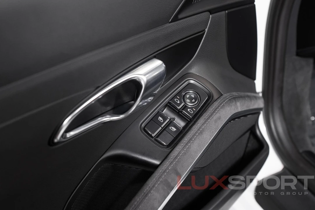 2018 Porsche - Image 16 of 31