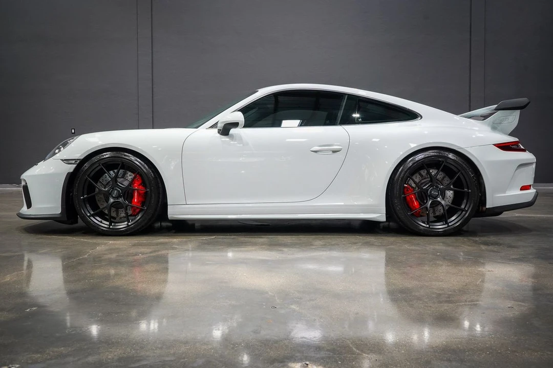 2018 Porsche - Image 2 of 31