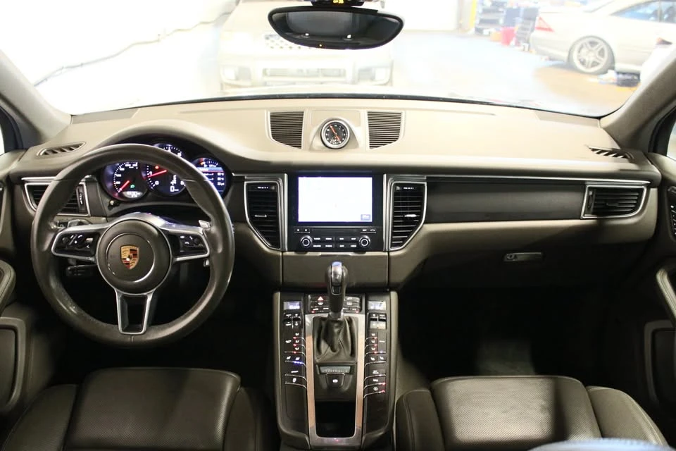 2018 Porsche Macan - Image 9 of 11