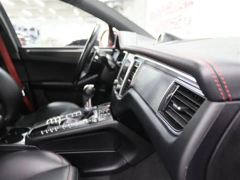2018 Porsche Macan - Image 15 of 19