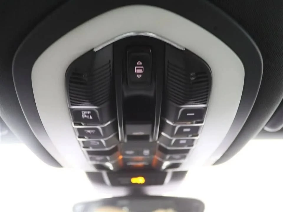2018 Porsche Macan - Image 18 of 19