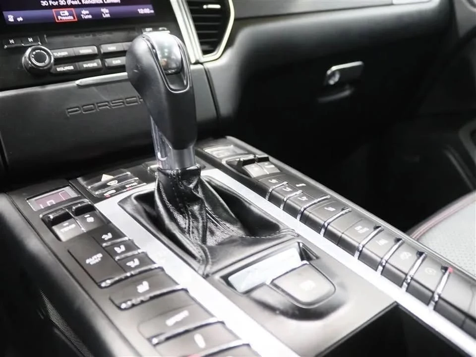 2018 Porsche Macan - Image 16 of 19