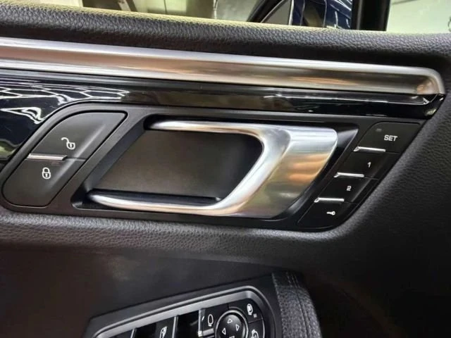 2018 Porsche Macan - Image 15 of 20