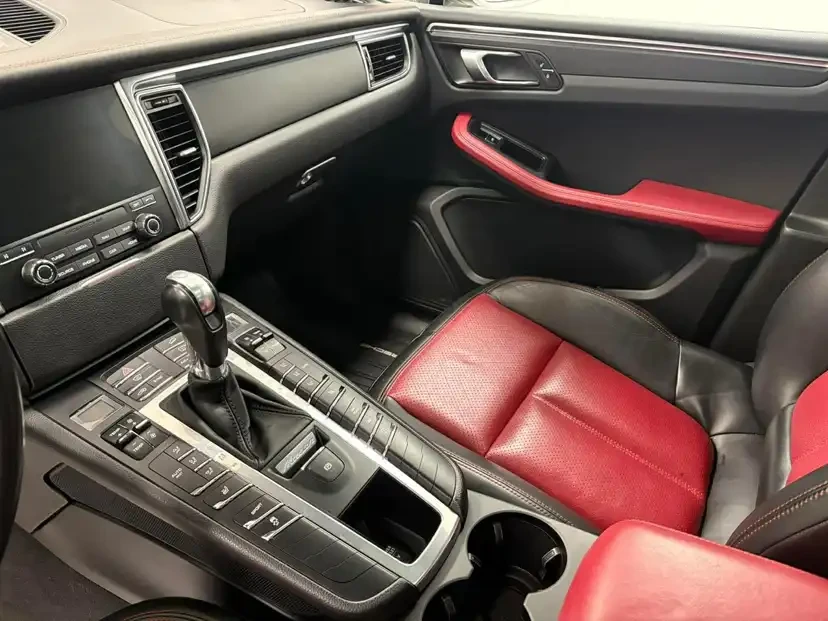 2018 Porsche Macan - Image 10 of 15