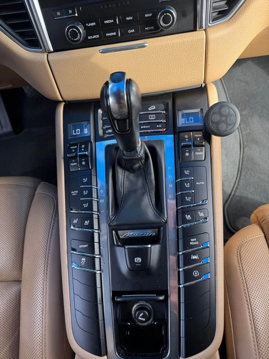 2018 Porsche Macan - Image 13 of 18