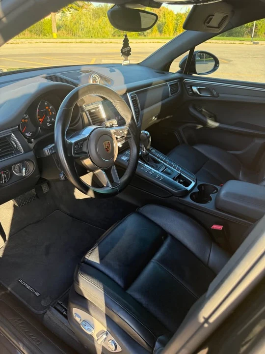 2018 Porsche Macan - Image 14 of 16