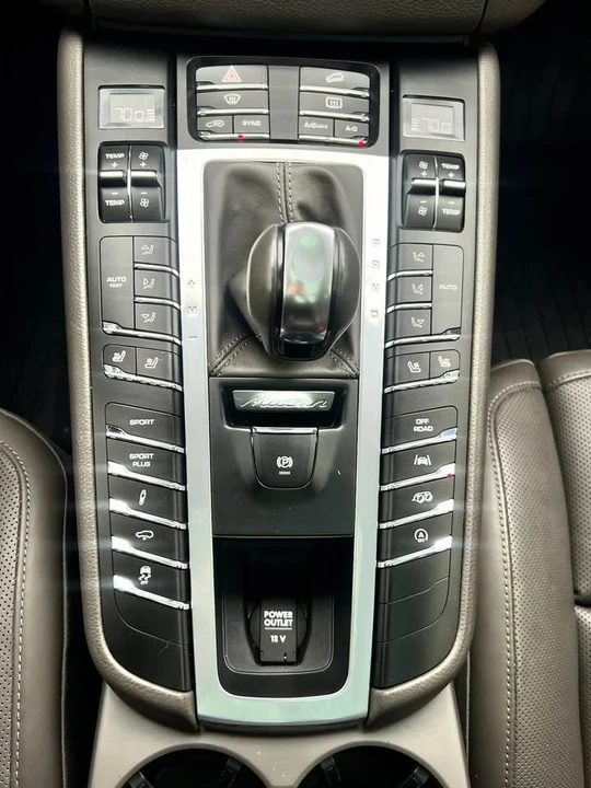 2018 Porsche Macan - Image 6 of 10