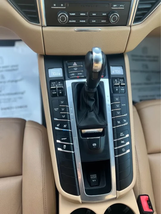 2018 Porsche Macan - Image 8 of 9