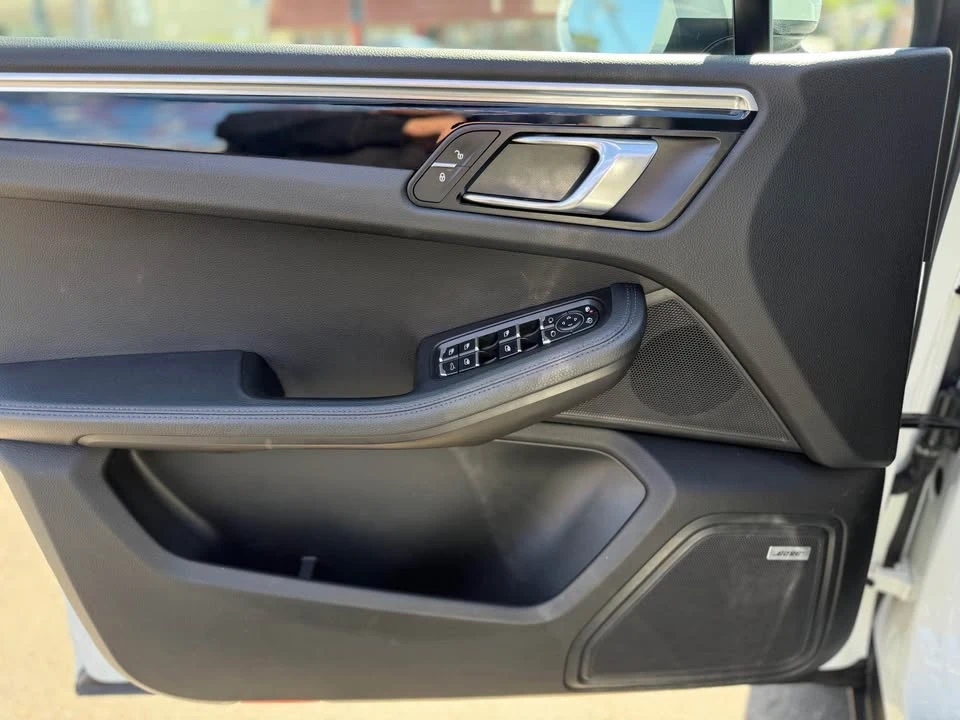 2018 Porsche Macan - Image 9 of 20