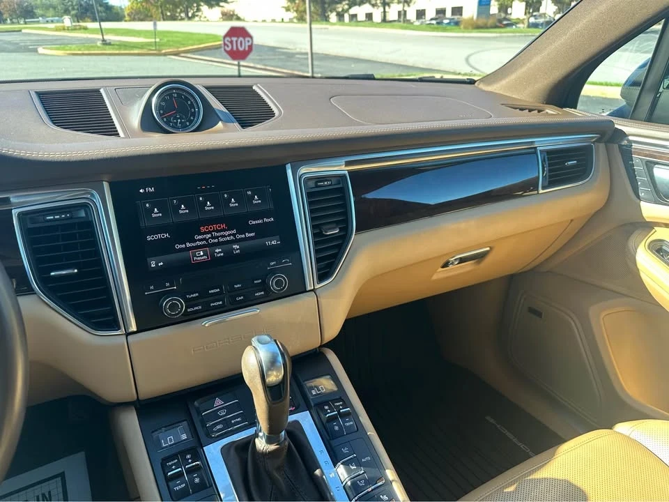 2018 Porsche Macan - Image 11 of 14