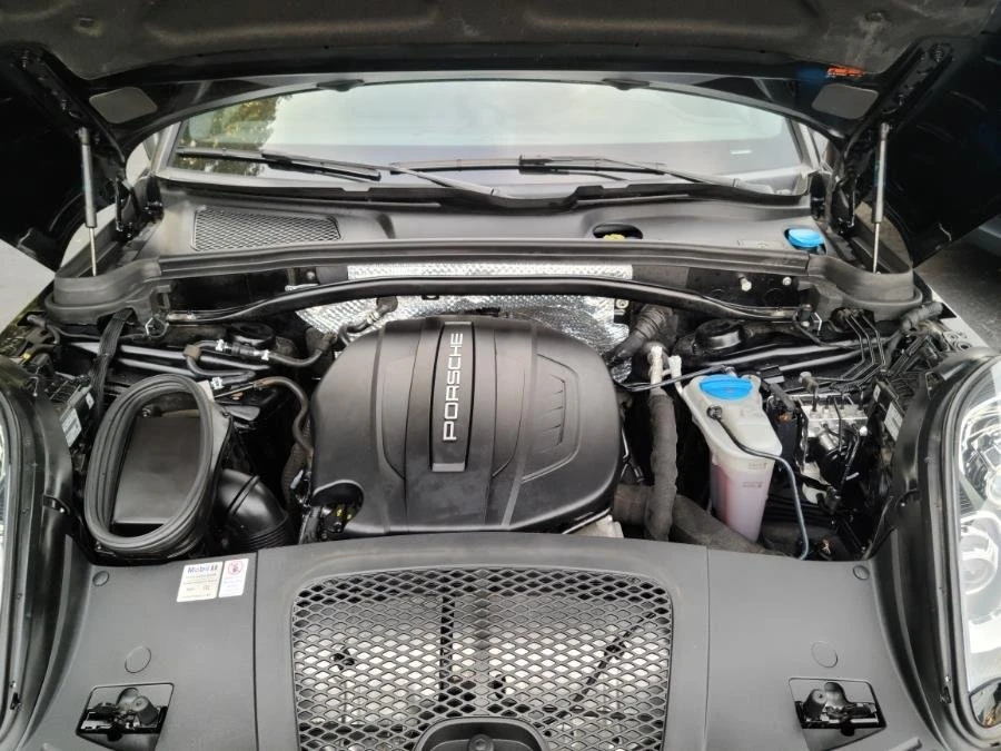 2018 Porsche Macan - Image 9 of 20