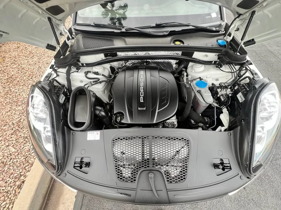 2018 Porsche Macan - Image 9 of 10