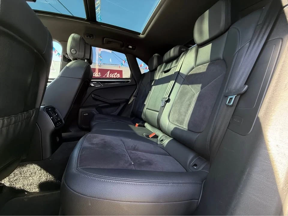 2018 Porsche Macan - Image 17 of 20