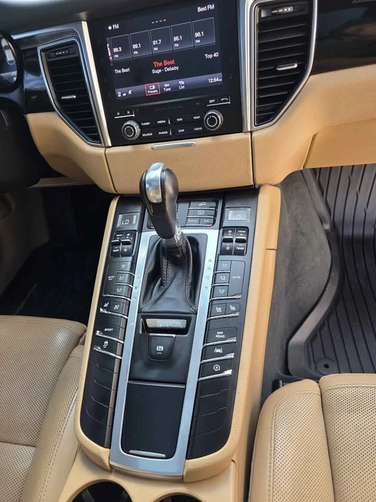 2018 Porsche Macan - Image 15 of 16