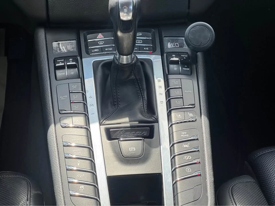 2018 Porsche Macan - Image 16 of 17