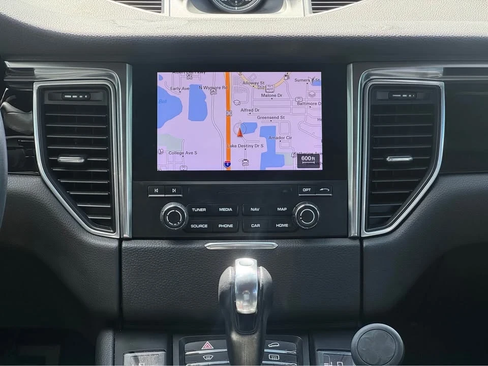 2018 Porsche Macan - Image 14 of 17