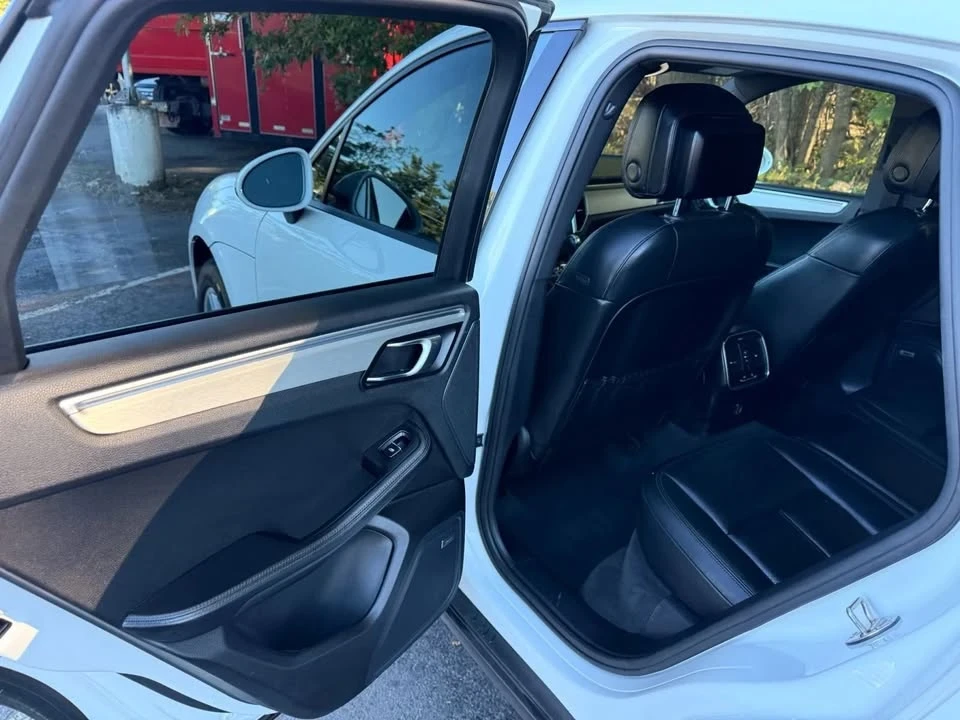2018 Porsche Macan - Image 18 of 20