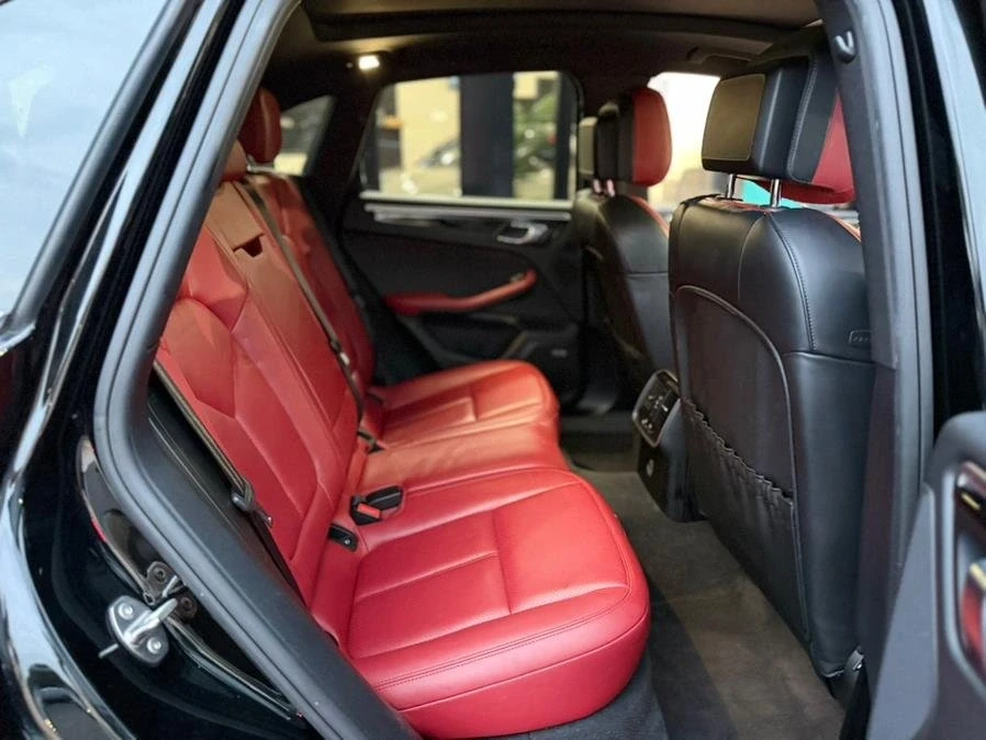 2018 Porsche Macan - Image 15 of 20
