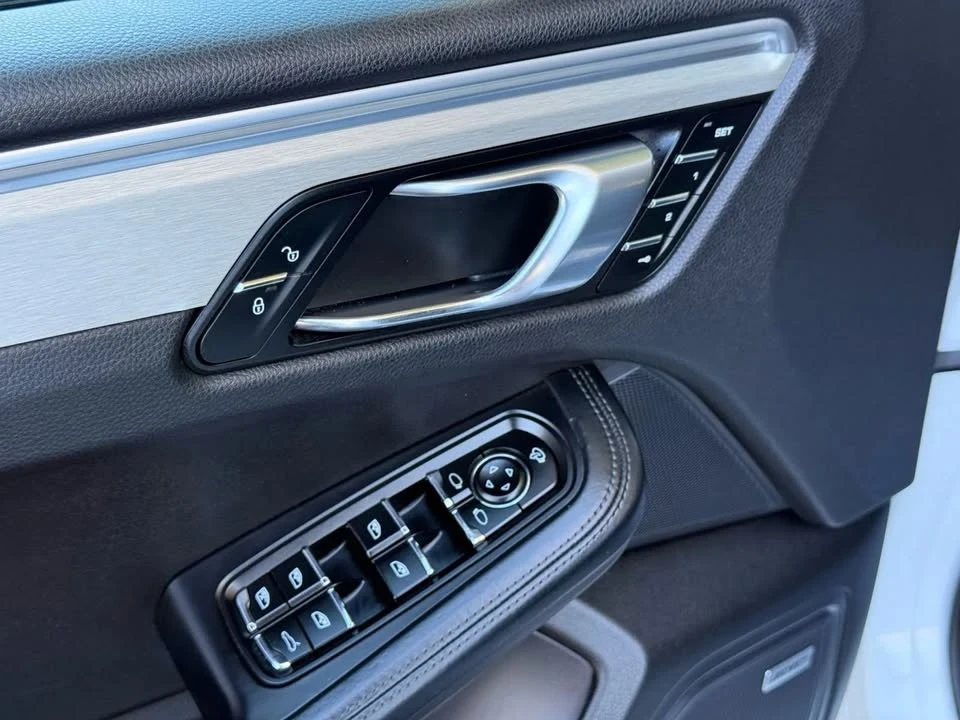 2018 Porsche Macan - Image 17 of 20