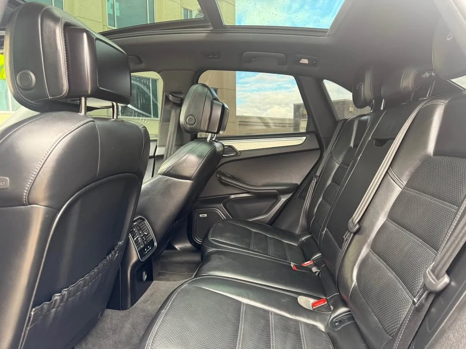 2018 Porsche Macan - Image 17 of 18