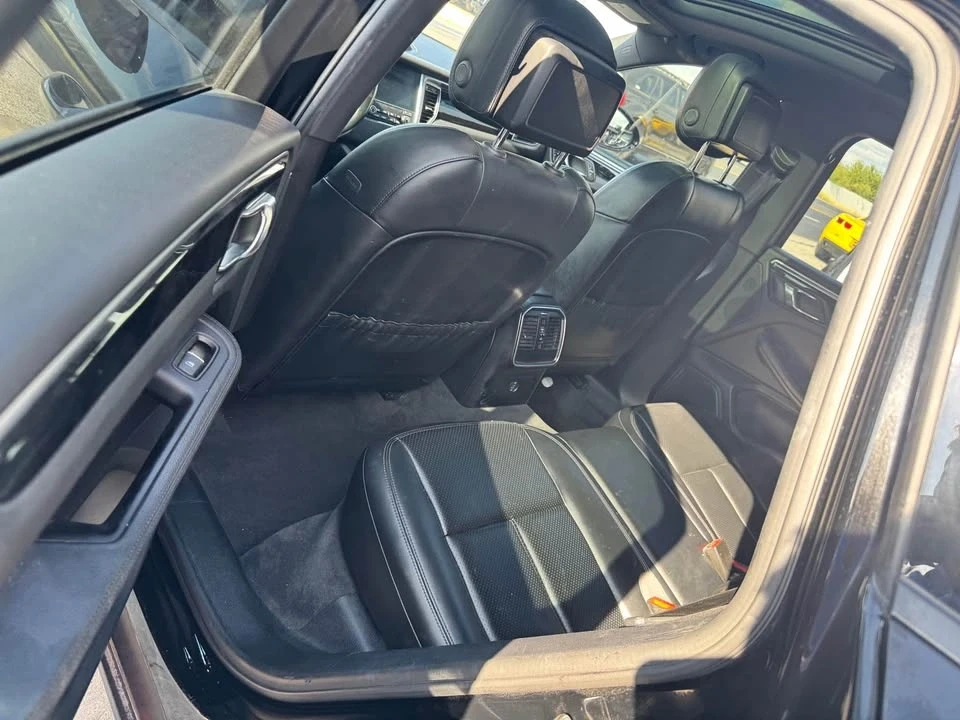 2018 Porsche Macan - Image 14 of 19