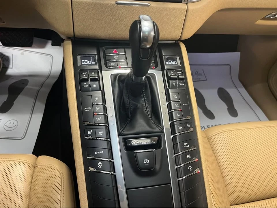 2018 Porsche Macan - Image 13 of 17