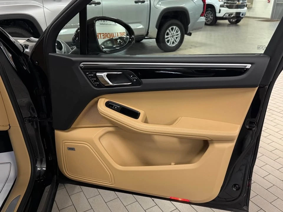 2018 Porsche Macan - Image 14 of 18