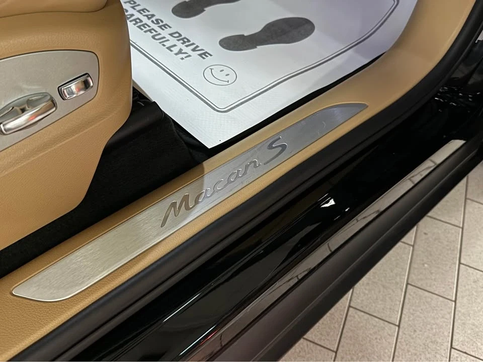 2018 Porsche Macan - Image 15 of 18